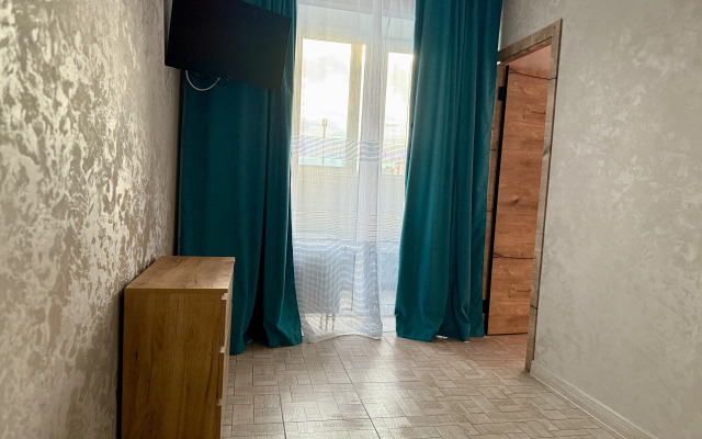 Dvukhkomnatnaya studiya v novom dome Flat