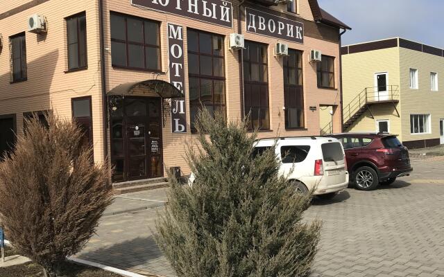Uyutnyij Dvorik Mini-hotel