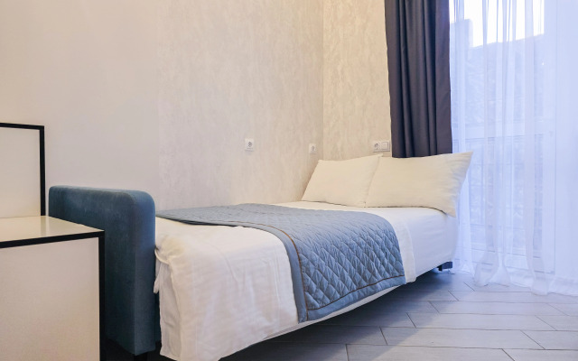 Nebol'shaya studiya dlya 2kh chelovek dlya uyedineniya so svoim balkonchikom Flat