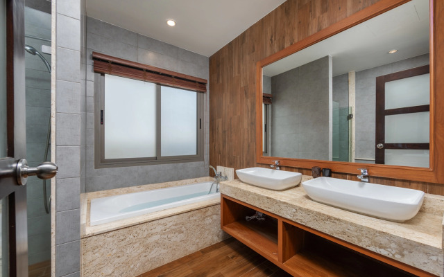 Вилла Nai Harn Pool Villa Bond