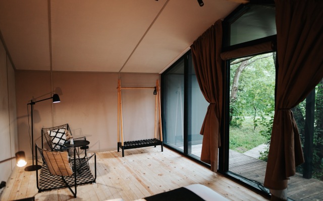 Поляна Глэмпинг, 1-я линия моря (12+)