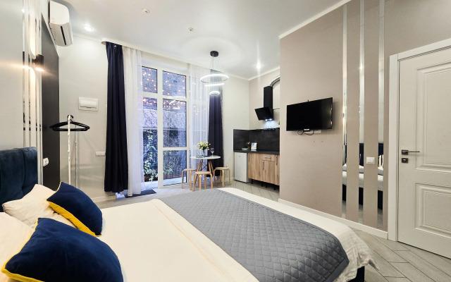 Stil'naya studiya dlya 3kh chelovek s krovatyami i zonoy otdykha na ulitse Flat