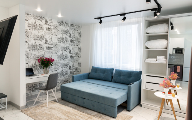 Апартаменты-студия Города 30 кв м с двуспальным диваном и панорамными окнами 4 этаж