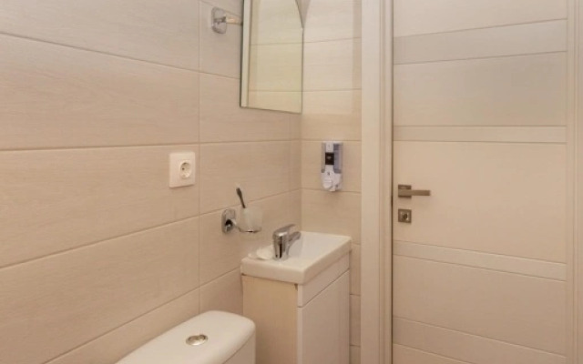 Mini-studija s Panoramnym Oknom i Parkovkoj Apartment