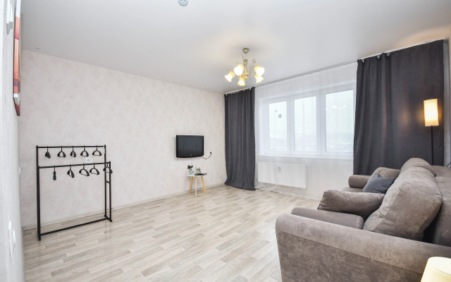 Prostornaya Kvartira Vozle SFU Flat