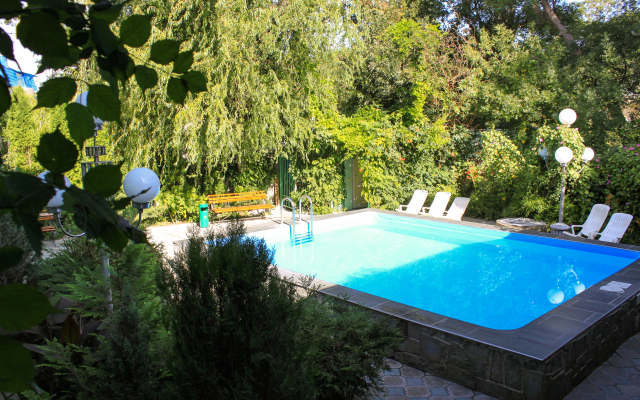 Izumrudnyij Guest House