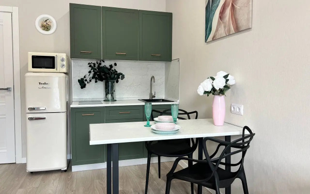 Dlya Tryokh Gostey S Balkonom Apartments