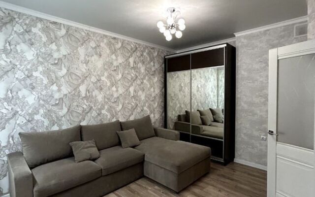 Na Ulitse Latysheva 3l Flat