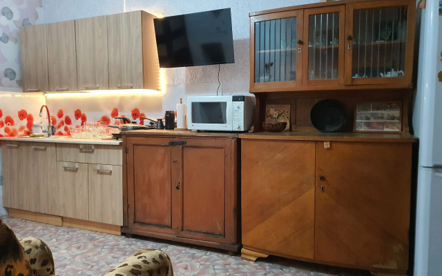 V Starinnom Osobnyake  voskresenskaya - Pamyatnik Provintsialnogo Klassitsizma Flat