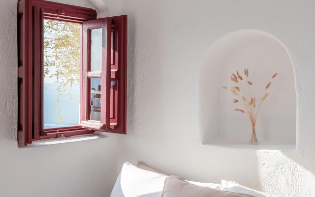 Parathira Cave Houses by Oia Villa