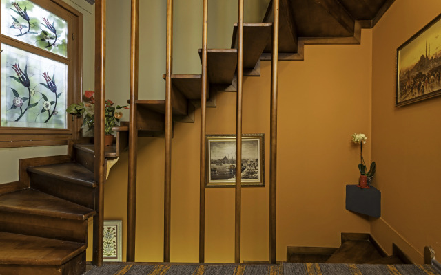 Wonder Wood Hotel