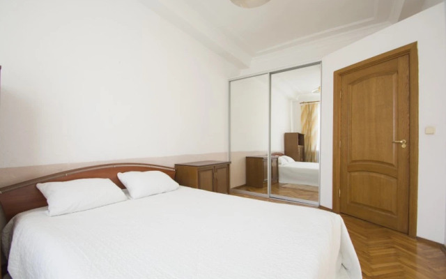 Apartment hotel Apartamenty 3-Komnatnye Leningradskaya 1a
