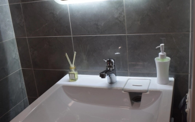 U Aeroporta Tolmachevo 1 Apartments