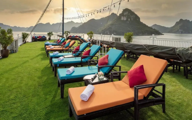 Verdure Lotus Luxury Cruise Hotel