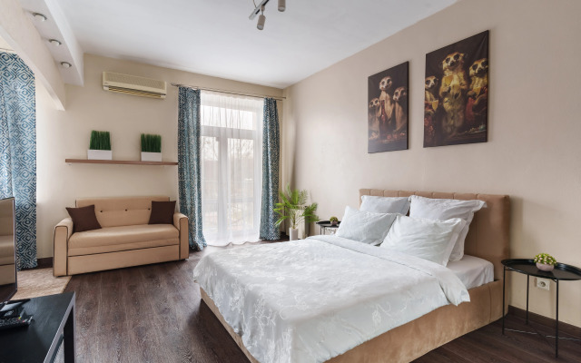 V Gostyakh U Surikatov Flat