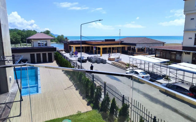 Sovremennye S Lodzhiey Apartments