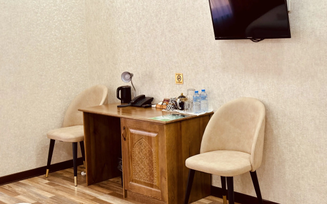 Ayvan Plaza Hotel