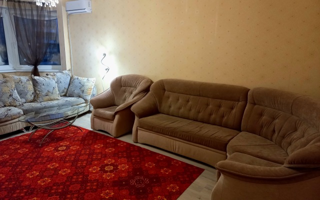 Prostornaya kvartira s erkerom v cenrte goroda-geroya Flat