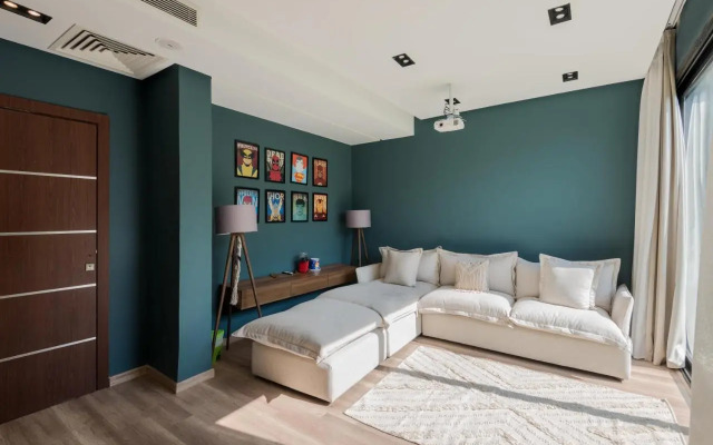 Settle Inn Luxury Swan Lake Villa