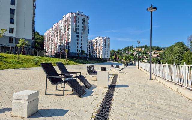 S Balkonom v Odnom iz Samykh Zelenykh Rayonov Sochi Flat