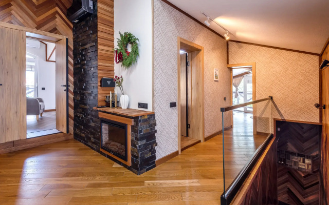 Частный дом у сквера в центре Поляны