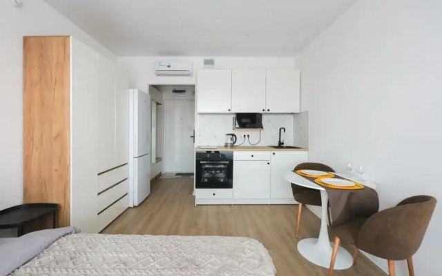Uyutnaya Studiya Na Troikh Apartments