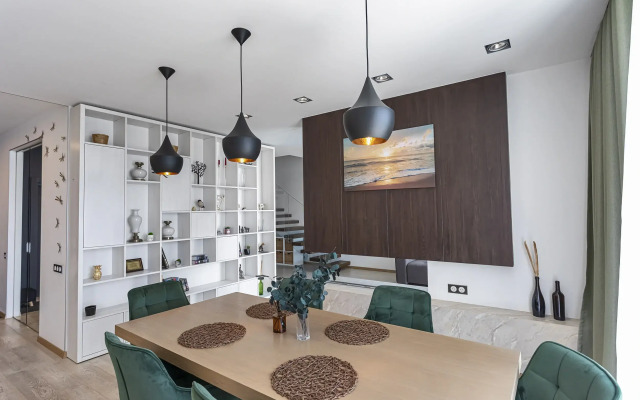 Roskoshnaya dvukhurovnevaya kvartira s sobstvennoy terrasoy Flat