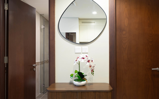 Keyrock Chic 2BR Escape Pool & Lake View Apartments