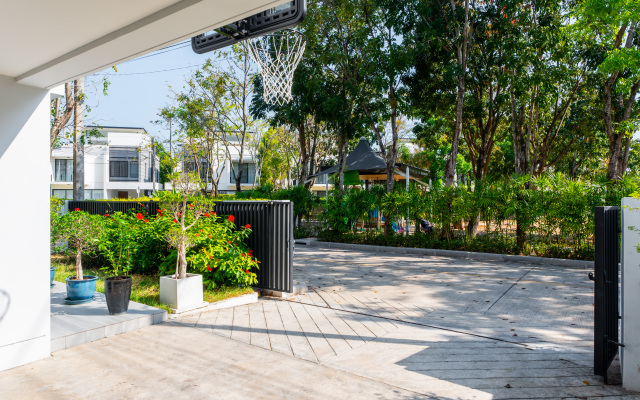 Laguna Park 4BR with Pool by NLA Villa