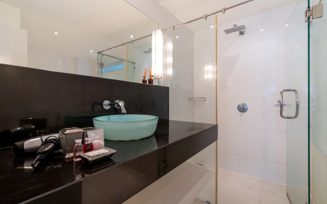 Ocean view condo in Sunset Plaza Apartments