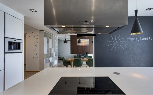 Roskoshnaya dvukhurovnevaya kvartira s sobstvennoy terrasoy Flat