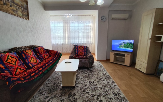 Prostornye Dvukhkomnatnye V Tsentre Bishkeka Apartments