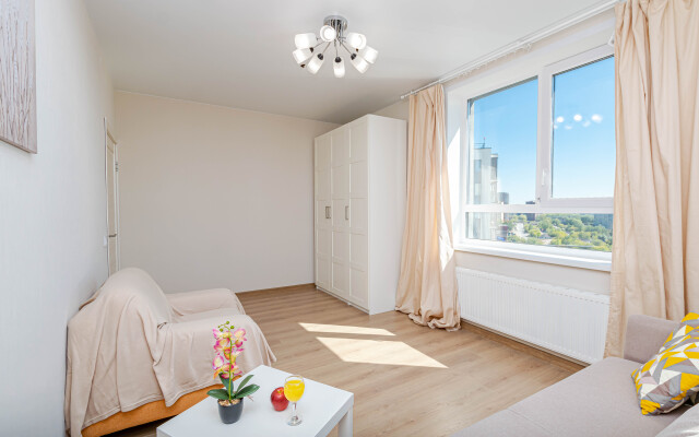 Svetlaya Shikarnaya Tryokhkomnatnaya Kvartira U Stolitsy Apartments