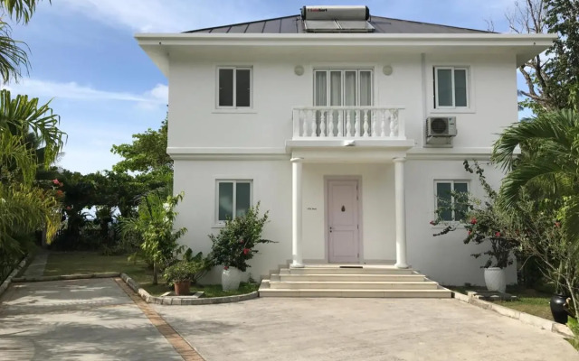 Mimi Beachfront Beau Vallon Villa