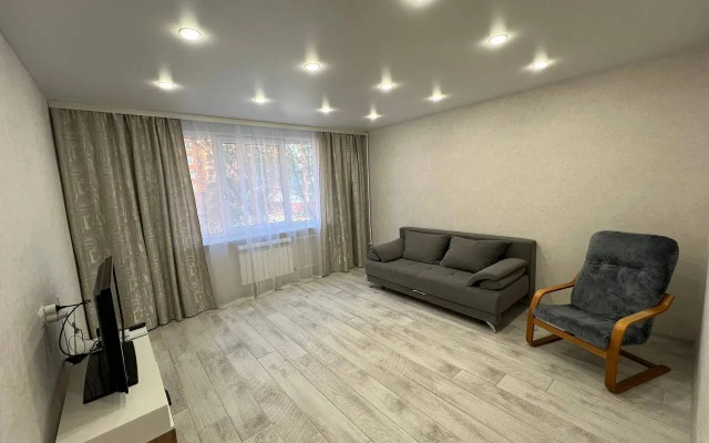 V Tsentre Goroda "9 Aprelya" Flat