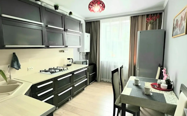 Prostornaya Dvukhkomnatnaya Flat