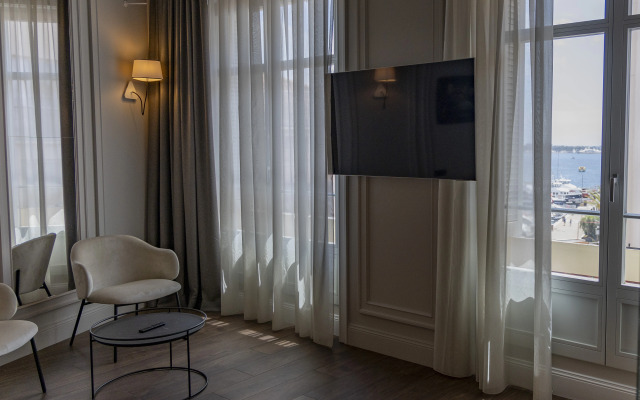 Le Dom Apartments