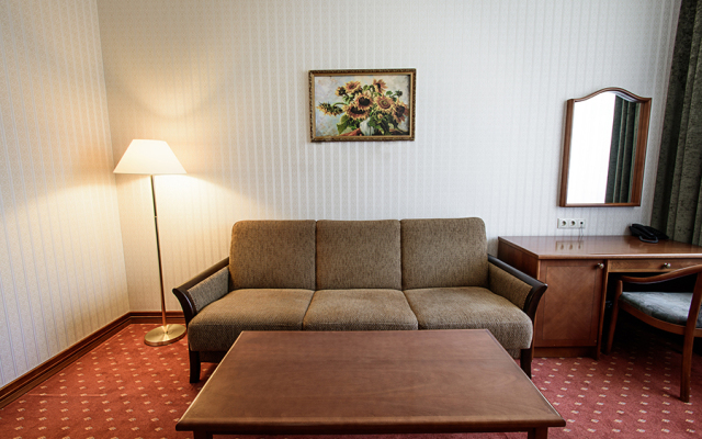 Neftyanik Na Tolstogo Business Hotel