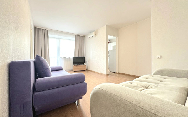 Dvukhkomnatnaya S Balkonom i Konditsionerom V Tsentre Na Vesenney Flat