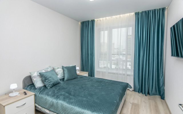 Trehkomnatnaya s parkovkoy Flat