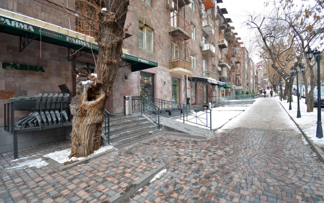 Trekhkomnatnaya v Tsentre Goroda Flat