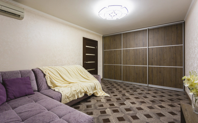 Uyutnaya okolo metro s kuhnej i balkonom Flat