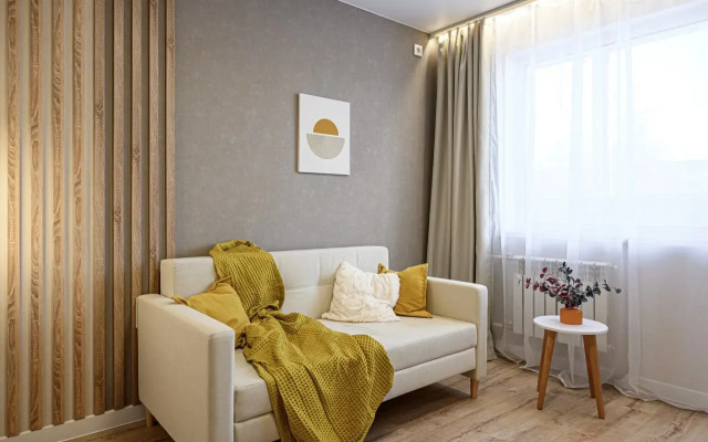 Sovremennaya kvartira v tikhom zelenom dvore Flat