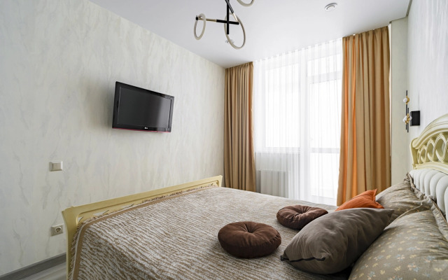 Квартира с Просторной Лоджией с Витражным Остеклением