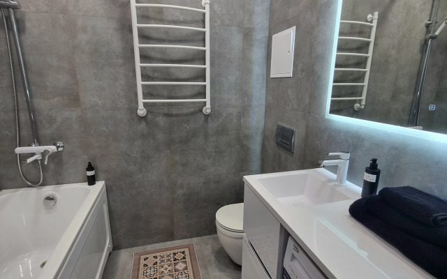 Uyutnye s Dizaynerskim Remontom Pr. Oktyabryskiy 30B Apartment