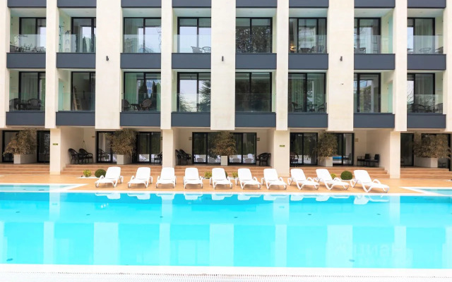 Апартаменты в отеле с подогреваемым бассейном