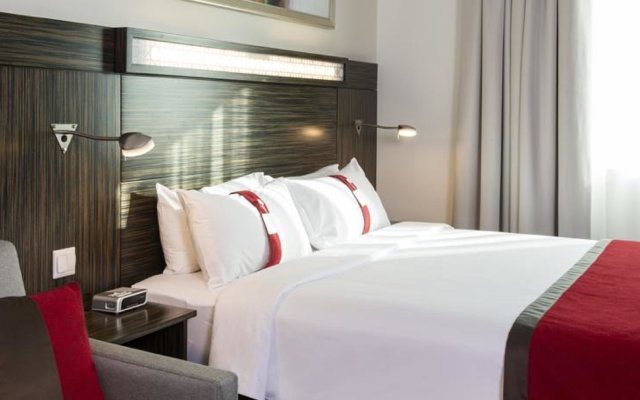 Отель Holiday Inn Express Dubai Internet City an IHG Hotel