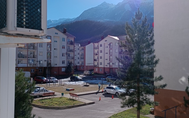S 2 Spalnyami Ryadom s Podyemnikom Flat