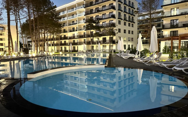 Studiya Du Soleil S Basseynom V Rezidentsii Yevropa Flat