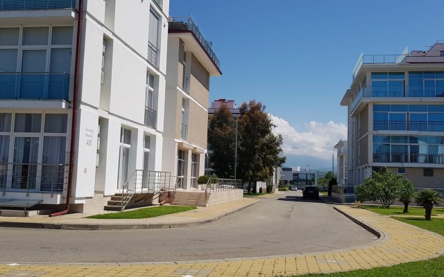 U Morya Na Bulvar Nadezhd 4/2 Flat